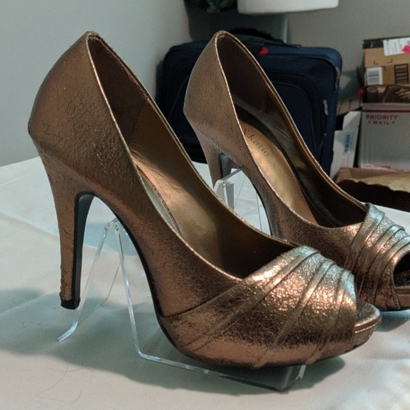 Kelly & Katie gold pumps - Picture 2 of 8